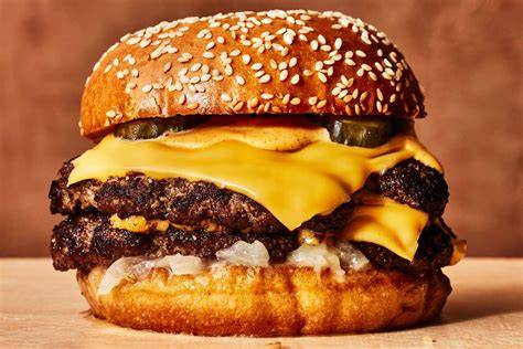 Smash burger na rozpálené pánvi