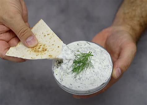 Domácí tzatziki s okurkou česnekem a koprem