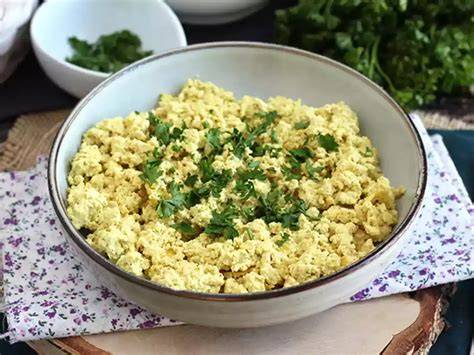 Tofu míchaná vajíčka na pánvi