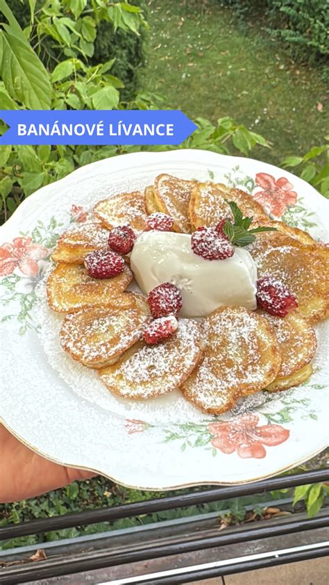 Banánové lívance s medem a ovocem