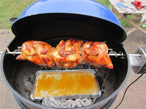 kuře na otočném rožni v plynovém grilu