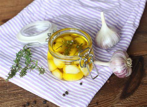Domácí vinaigrette v uzavíratelné sklenici