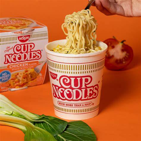Kelímek Cup Noodles s horkými nudlemi