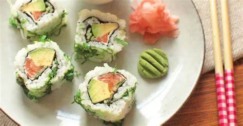 California sushi rolky s lososem a avokádem