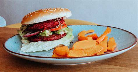 Veganský burger s hranolky a omáčkou