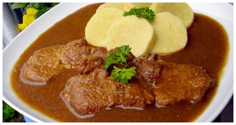 Porce rajské omáčky s knedlíkem