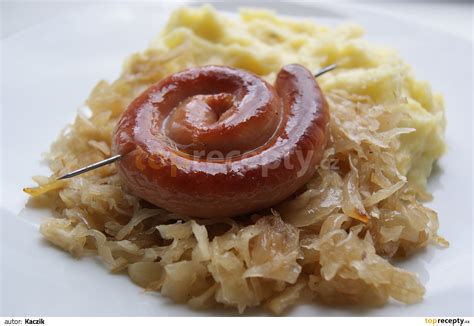 Vinná klobása s růžičkovou kapustou