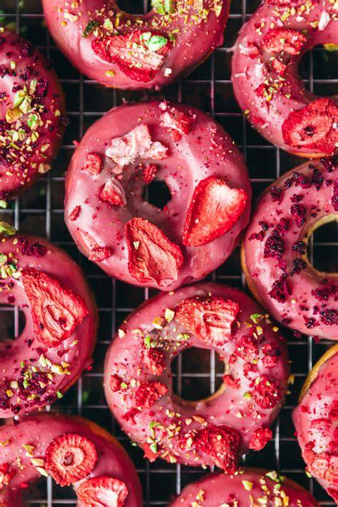 Donuty s ruby polevou pistáciemi a jahodami