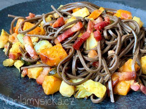 Soba nudle se zeleninou a vejcem