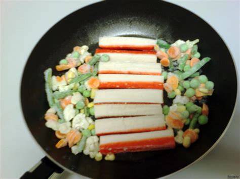 surimi tyčinky a pórek na salát