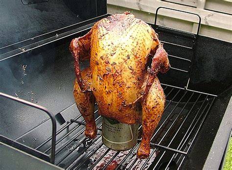 kuře na plechovce piva na uzavřeném grilu