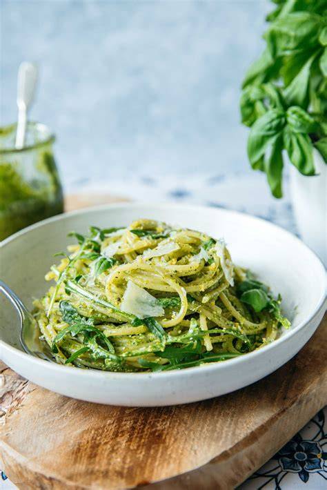 zelené pesto se špagetami a sýrem