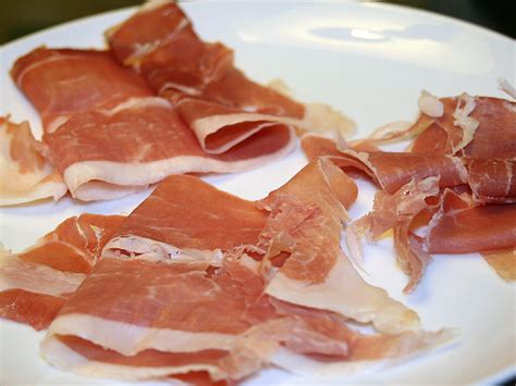 italská sušená šunka na prkénku