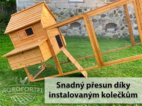 Mobilní kurník slepice na pastvině