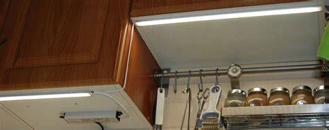 LED pásek pod kuchyňskou skříňkou