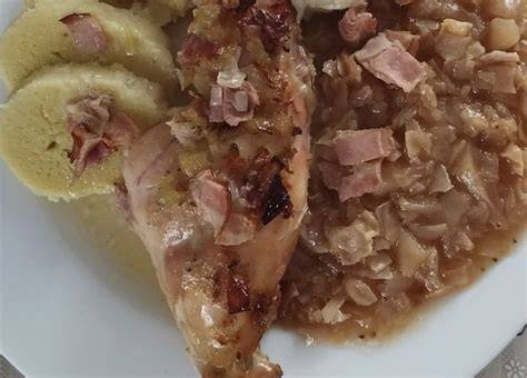 Svatomartinská husa s knedlíky a zelím