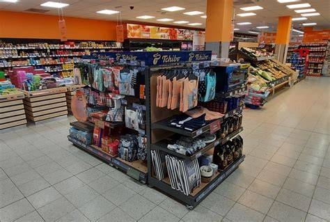 regál bezlaktózových sýrů v supermarketu