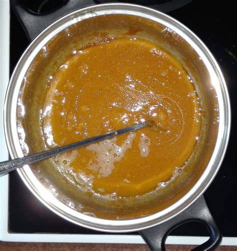 krystalizující karamel v hrnci