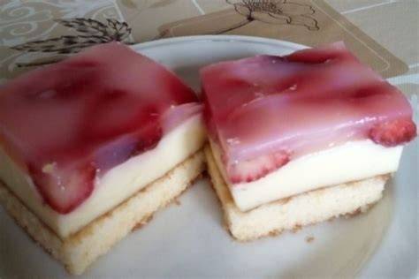 Ovocné řezy s piškotem a smetanovým krémem